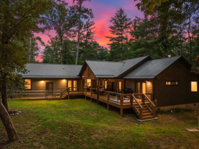 New, 2 miles to Downtown, Luxury, Hot Tub, Fire Pit, Pet Friendly, Secluded Serenity of the Blue Ridge Mountains